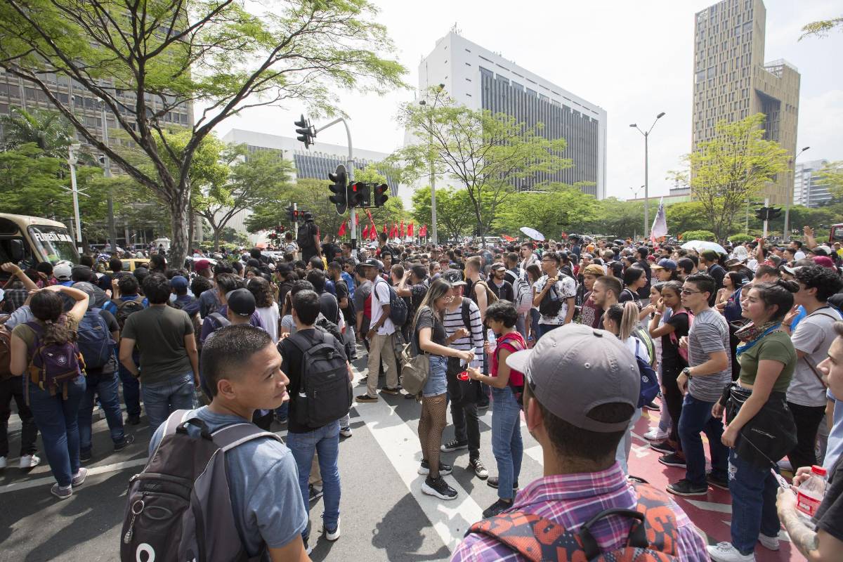 Alrededor de las 4:00 p. m., en la portería Barranquilla de la Universidad de Antioquia, un grupo de encapuchados se enfrentó al Escuadrón Móvil Antidisturbios (Esmad). FOTO EDWIN BUSTAMANTE