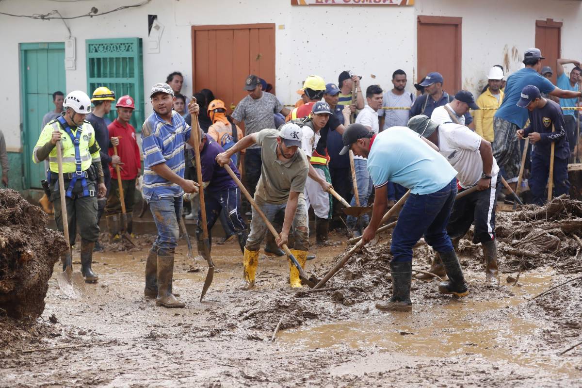 Los habitantes del municipio colaboraron para retirar el lodo de las vías y del parque principal. FOTO Jaime Pérez