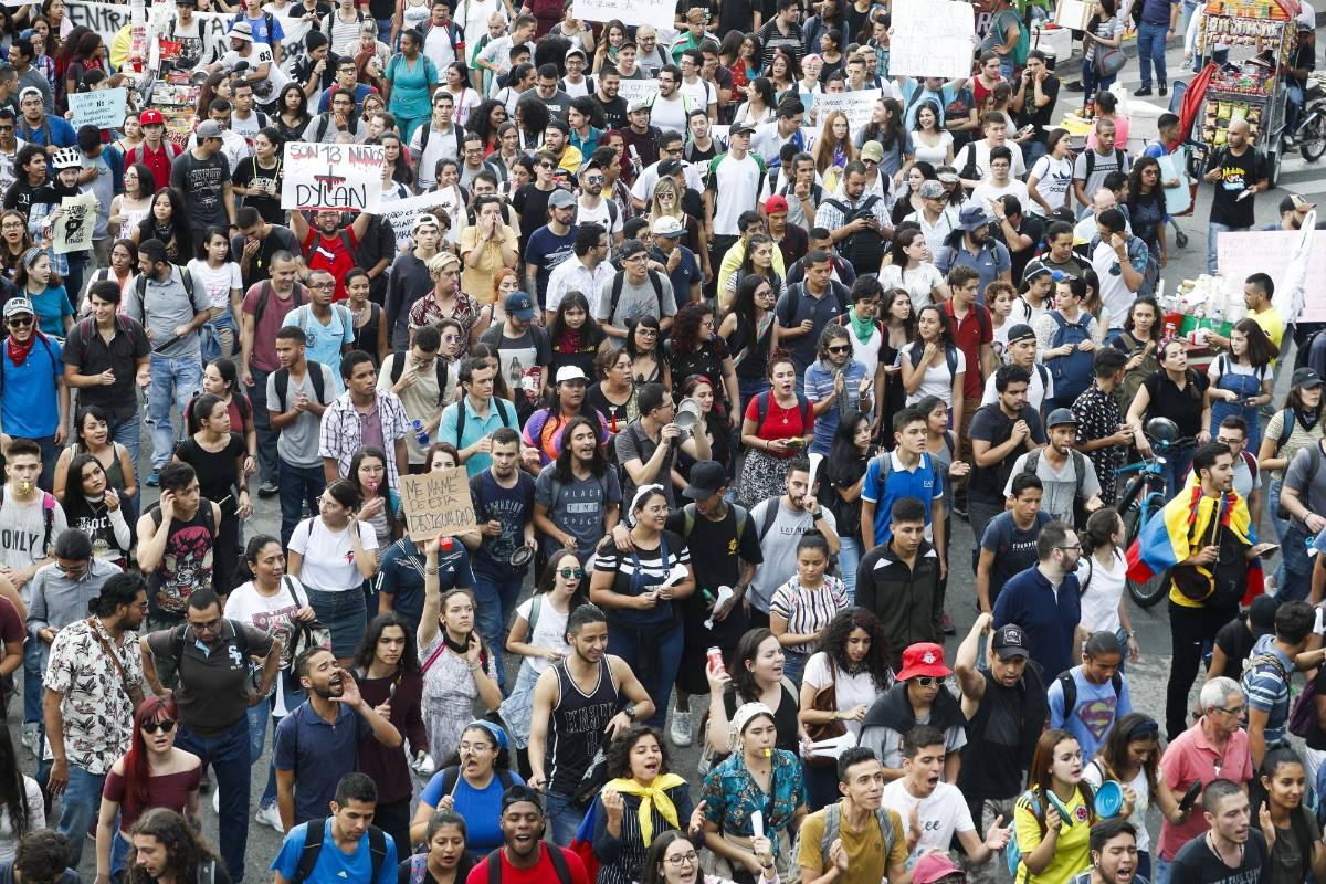 Cánticos en rechazo al gobierno Nacional y al accionar del Esmad se entonaron en los marchantes en el recorrido por el centro de Medellín. Foto: Manuel Saldarriaga Quintero