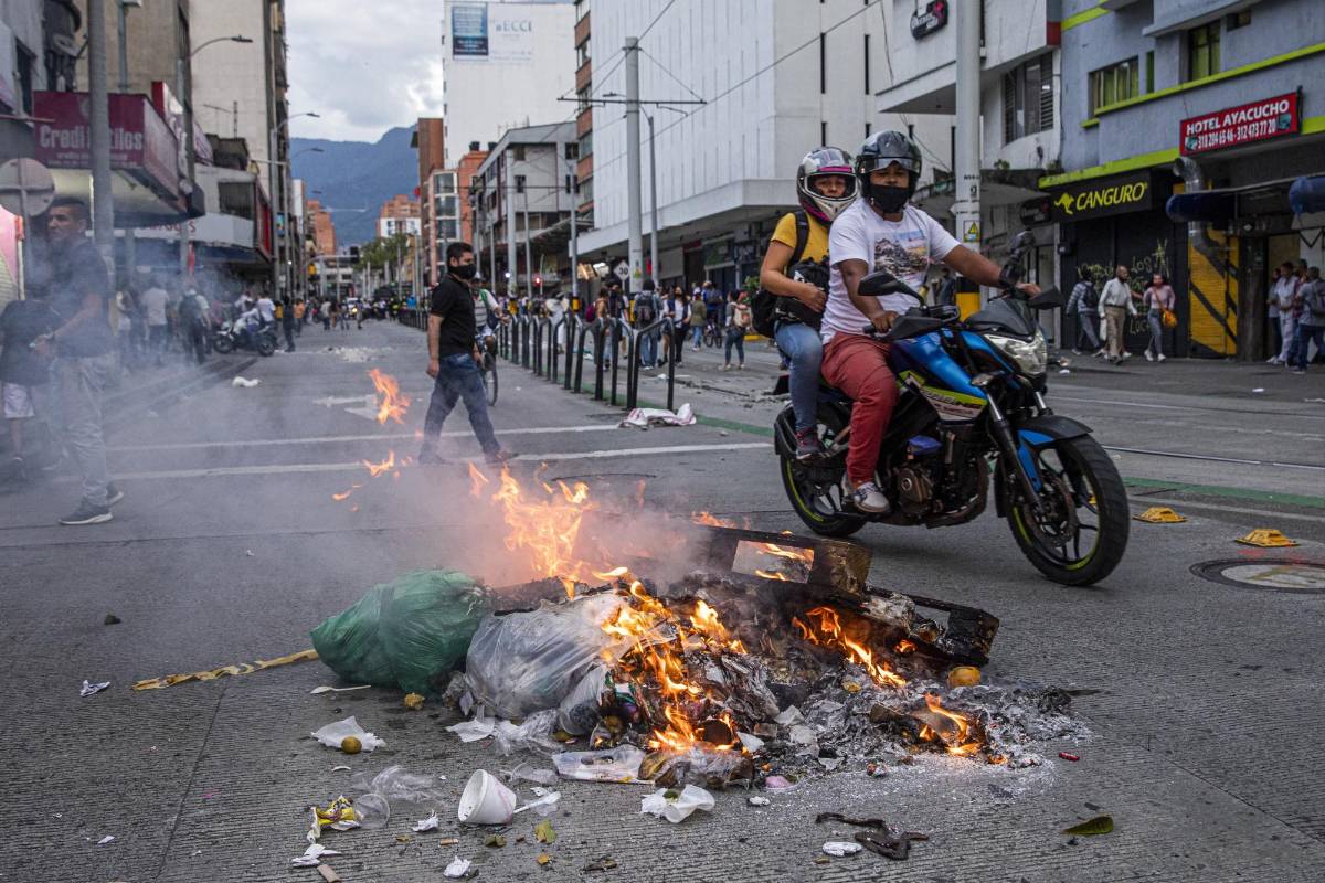 La calle Colombia fue el epicentro de la confrontación entre los manifestantes, el Esmad y el grupo de Carabineros. Foto: Carlos Velásquez