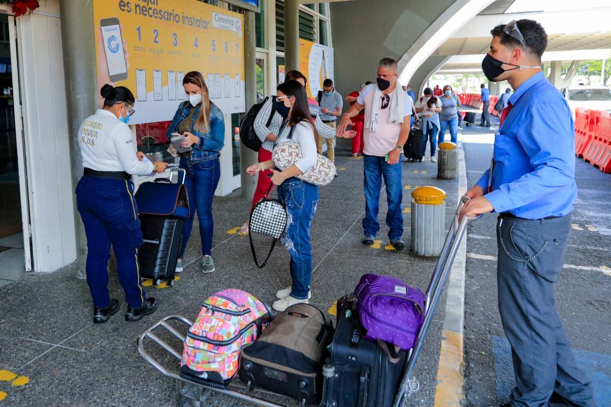 Sobre el equipaje se insiste en que el personal debe ser de tamaño adecuado para guardar debajo de la silla del avión y el resto debe ir en bodega, registrado oportunamente. FOTO JAIME PÉREZ