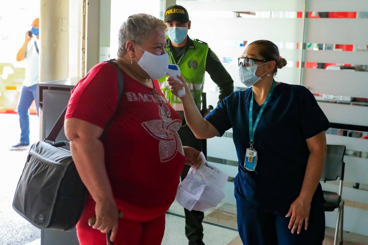 El ingreso solo se habilitará por la entrada autorizada, en la que se hará la toma de temperatura. Cada viajero debe desinfectar su calzado y aplicarse gel antibacterial. FOTO JAIME PÉREZ