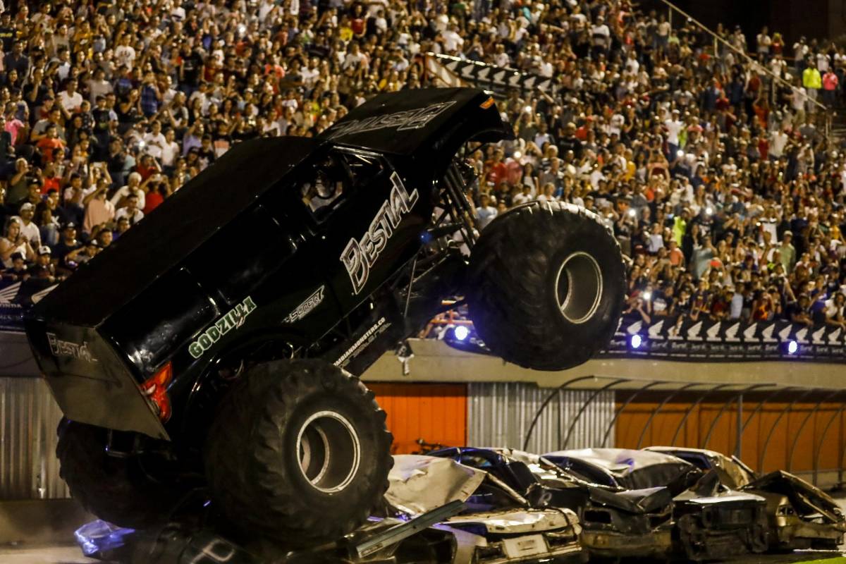 Monster truck se convirtió en la atracción más esperada de la noche por su espectacularidad. Fotos: Jaime Pérez.
