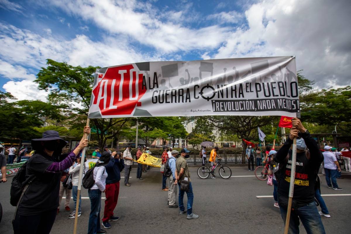 Las centrales obreras marcharon este jueves en Medellín en apoyo al paro Nacional, para reclamar al Gobierno el cumplimiento del pliego de peticiones formulado por el Comité Nacional de Paro. Foto: Edwin Bustamante.