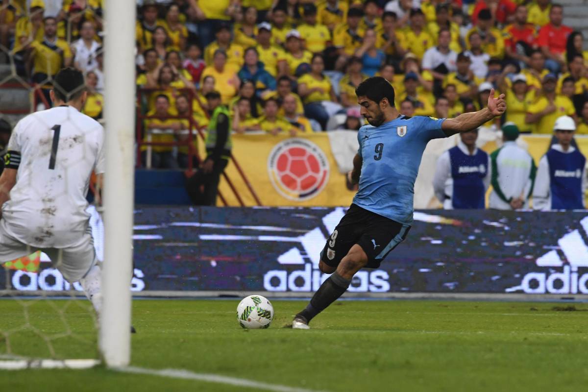 Luis Suárez anotó el segundo para Uruguay en el minuto 73. FOTO AFP