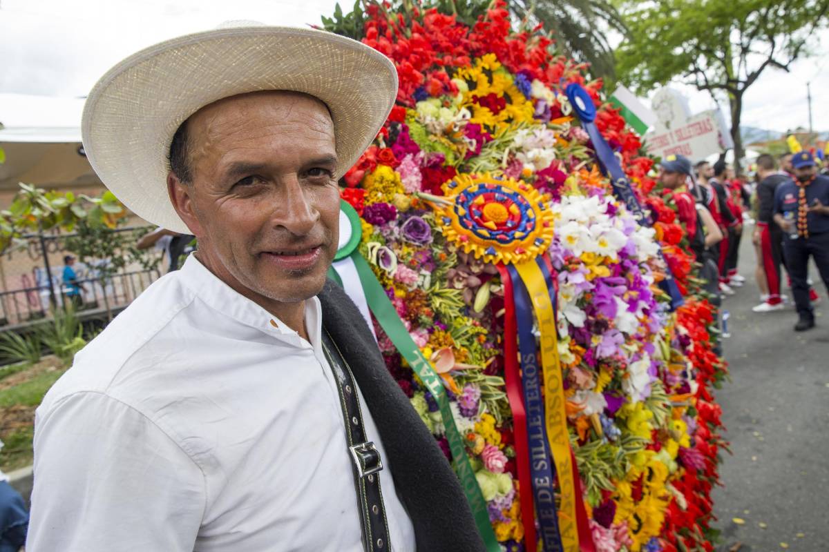 Jesús Orlando Grajales Atehortúa fue el silletero que se ganó los mayores reflectores con su creación de la categoría Monumental. FOTO ESTEBAN VANEGAS