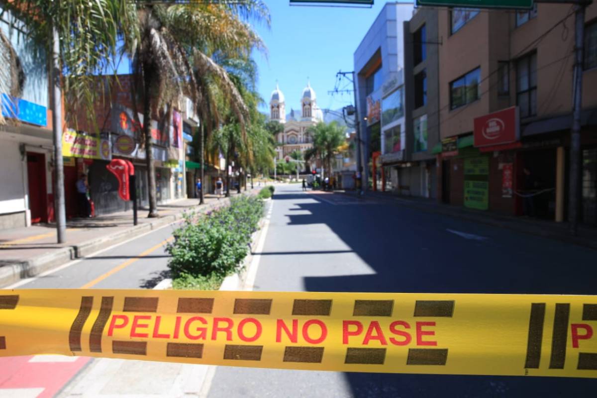 Las medidas abarcan todo el Área Metropolitana, a excepción de Girardota. Las personas pueden salir si presentan emergencias médicas o por diligencias bancarias o notariales. FOTO JUAN ANTONIO SÁNCHEZ