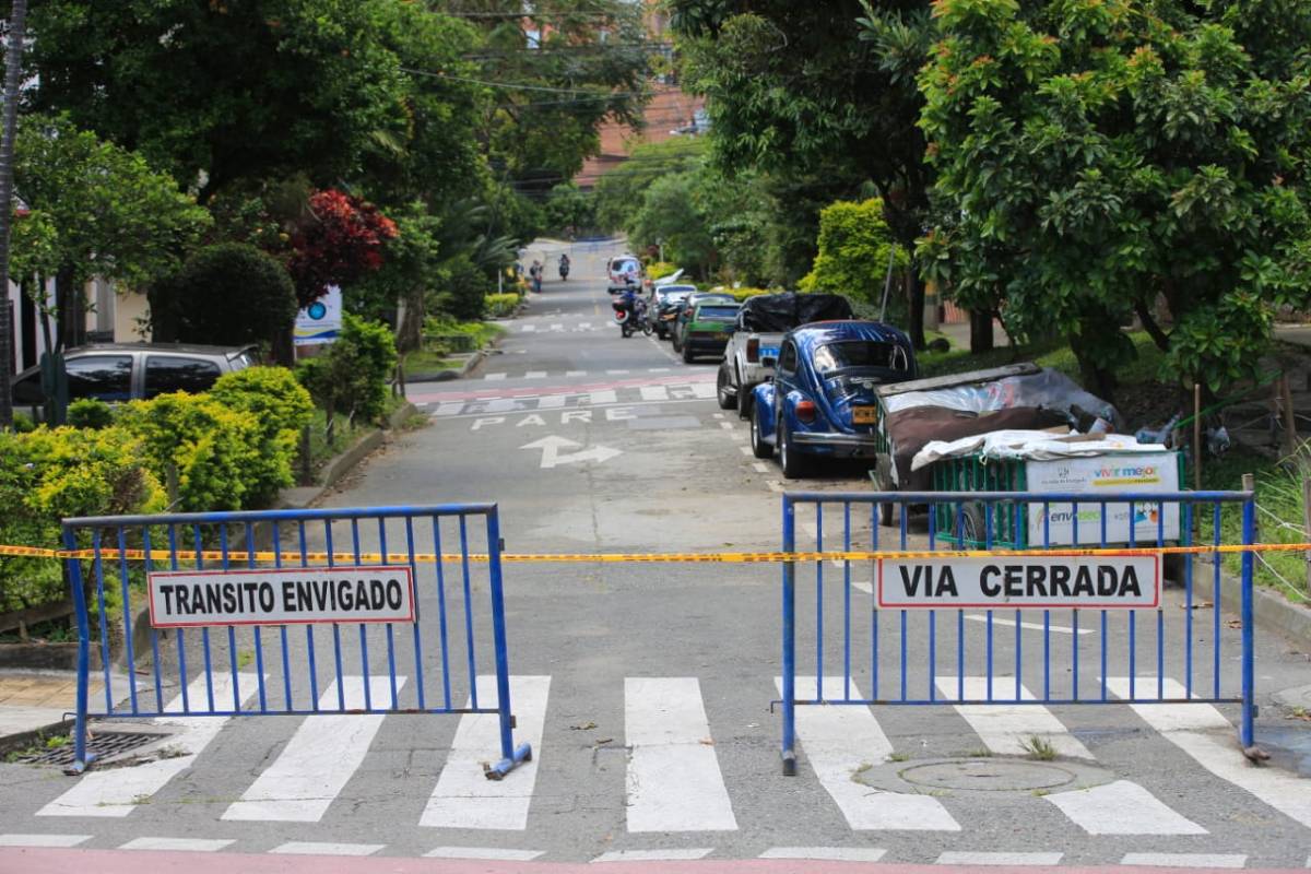 La cuarentena estricta comenzó este viernes y va hasta las 11:59 p. m. del lunes 20 de julio. En el parque de Envigado hay una notoria reducción del flujo de personas. FOTO JUAN ANTONIO SÁNCHEZ