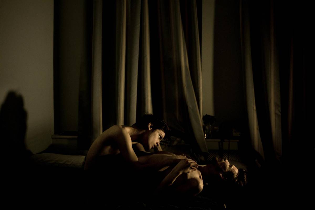 ‘Jon and Alex’, la fotografía con la que el danés Mads Nissen ganó la máxima distinción del fotoperiodismo mundial, superando imágenes más convencionales por las que la organización es más conocida. FOTO AP 