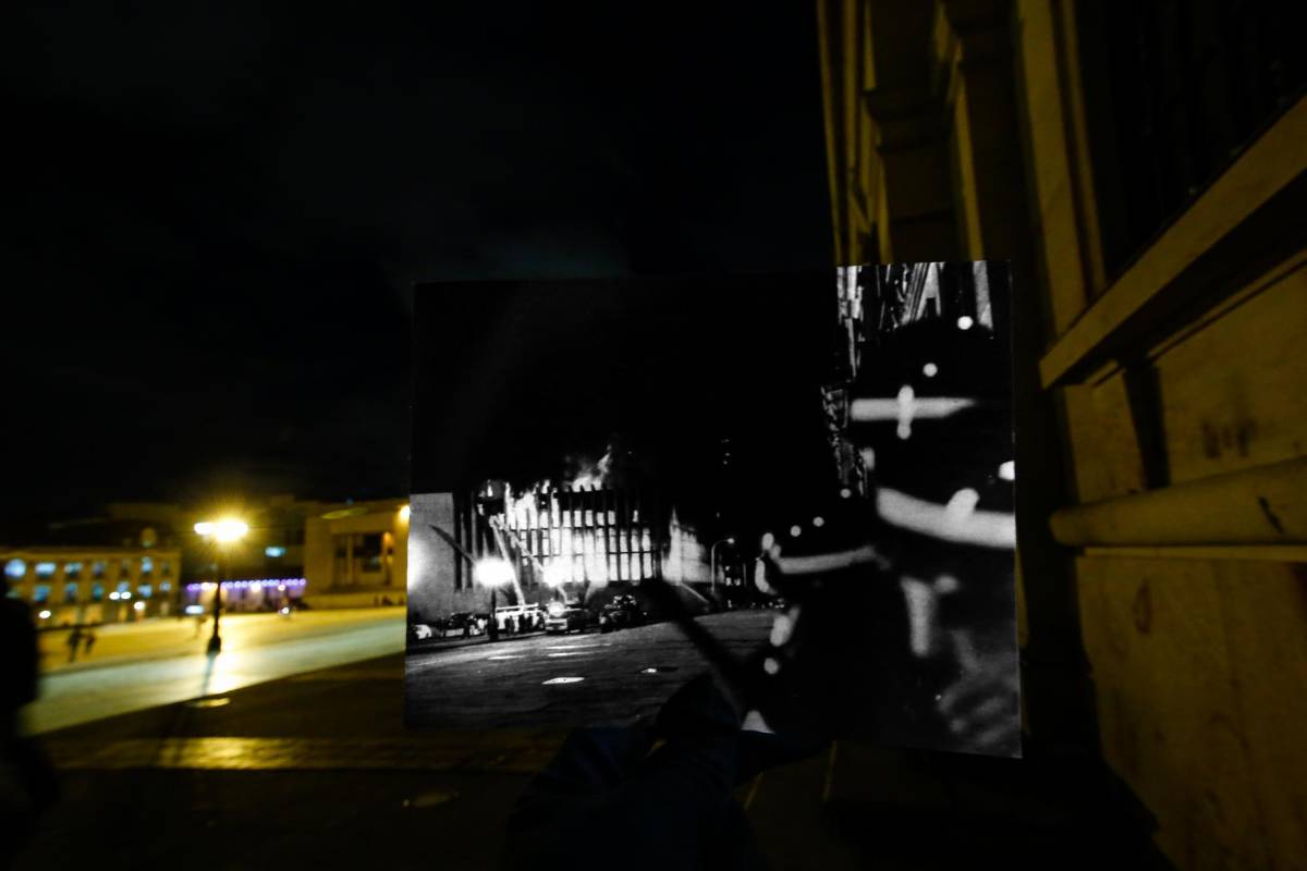 Un grupo de soldados observan desde la carrera séptima sobre la Plaza de Bolívar arder en llamas el Palacio. FOTO Mauricio Alvarado- Colprensa