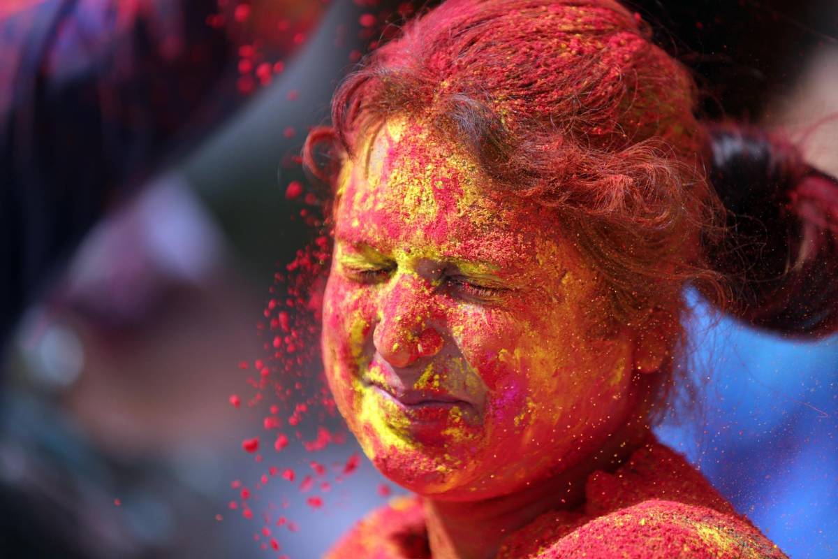  Una hindú con la cara embadurnada con polvos de colores participa este jueves en el festival de Holi en Bombay. Foto: EFE/ Divyakant Solanki