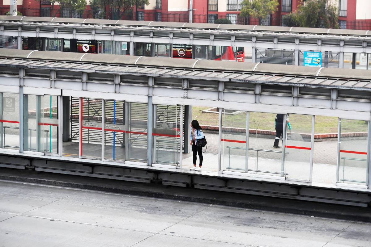 Así lució esta mañana la estación Mandalay de Transmilenio, en la habitualmente concurrida avenida de Las Américas. FOTO EFE