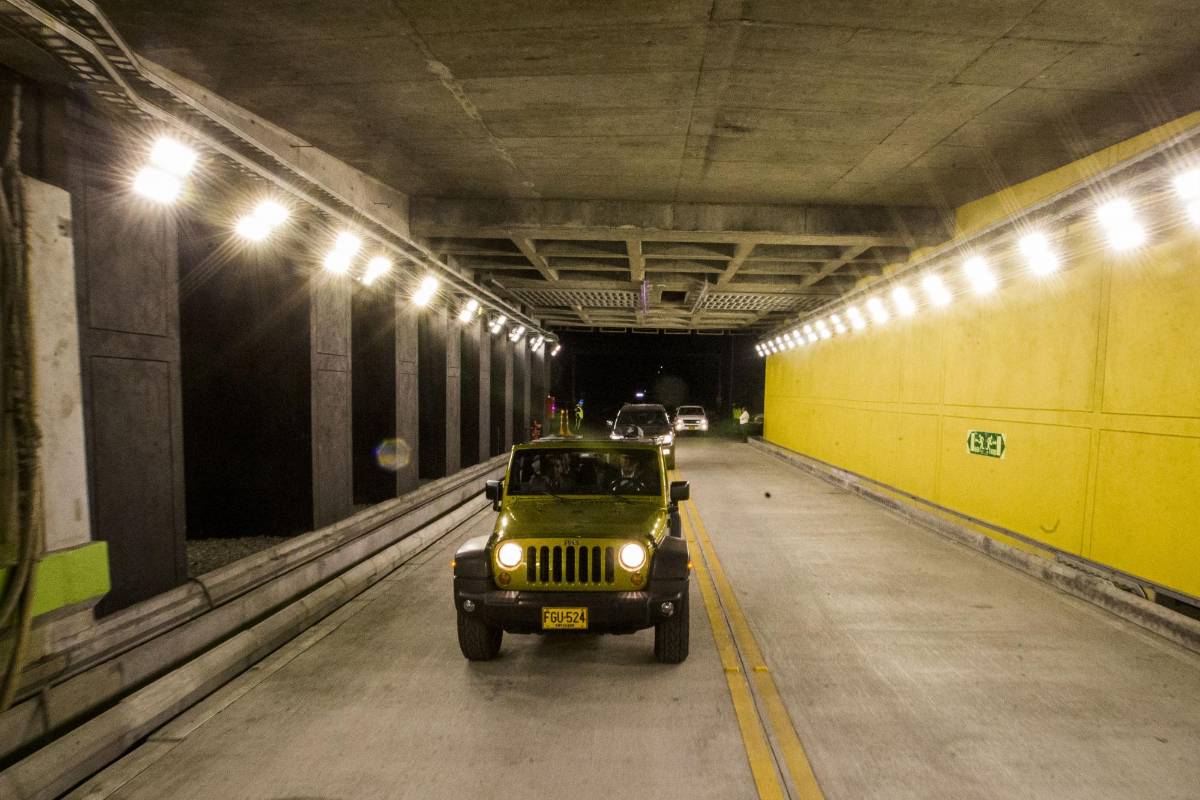 El Túnel de Oriente, que con 8,2 kilómetros de longitud se convirtió en el túnel vial más largo en operación en América Latina, fue inaugurado este jueves por el presidente colombiano, Iván Duque, quien se encargó de encabezar el primer recorrido. FOTO Julio César Herrera 