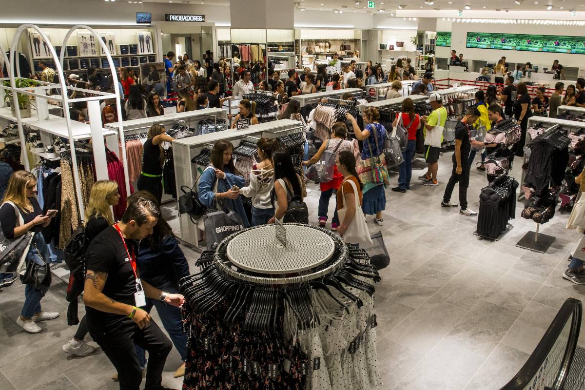 Con la apertura de la primera tienda inicia la reactivación del comercio del sector textil en Medellín. FOTO JULIO CÉSAR HERRERA