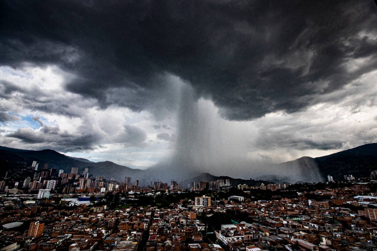 La columna de lluvia se pudo observar en límites entre Itagüí y La Estrella, el aguacero se extendió por buena parte del Valle de Aburrá. FOTO JAIME PÉREZ
