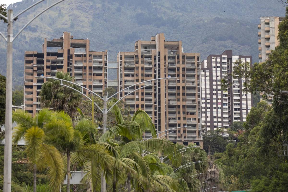 Los ladrones desmantelan las edificaciones. FOTO: Edwin Bustamante