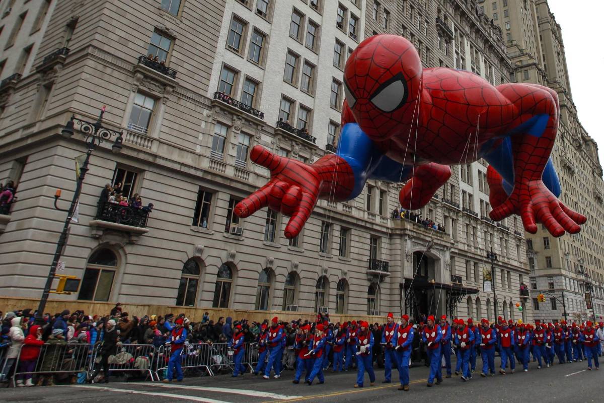 El día de Acción de Gracias en E.U. comenzó con el desfile que organiza Macy’s por las calles de Nueva York. FOTO REUTERS