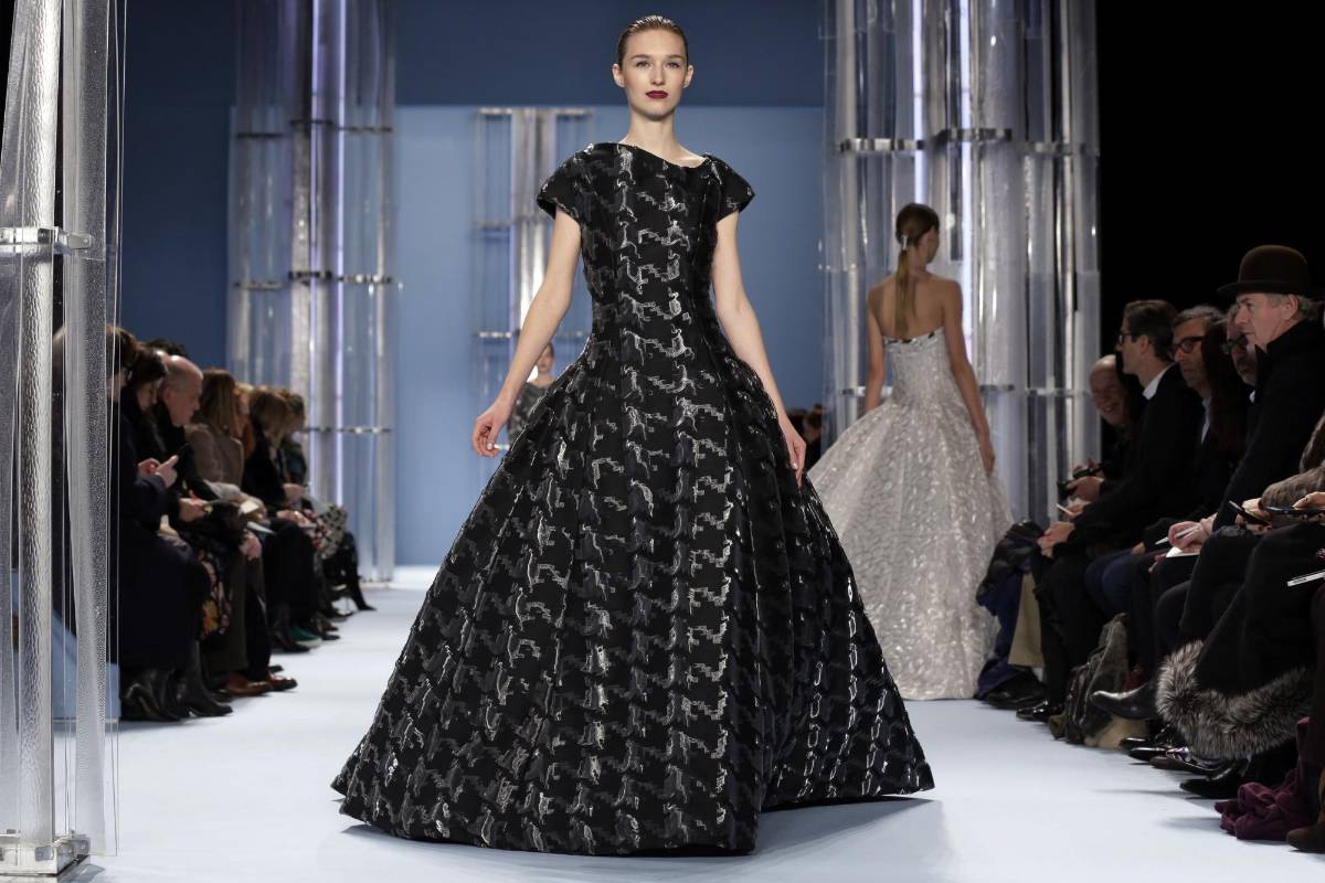 Herrera, máxima expresión de la sofisticación de la mujer de alta alcurnia en Nueva York, volvió a dar en la diana con una colección de sensualidad sinuosa. FOTO AP