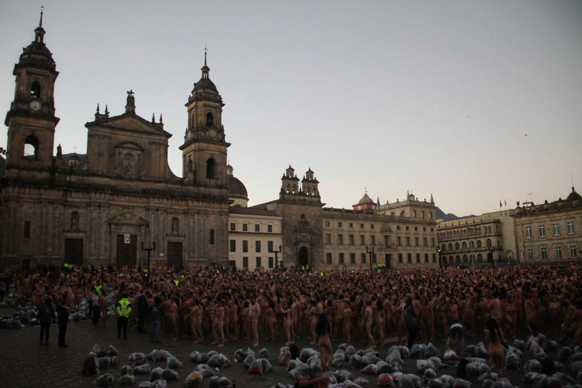 Cerca de seis mil personas asistieron desde la madrugada de este domingo a la Plaza de Bolívar para posar desnudas. FOTOS COLPRENSA