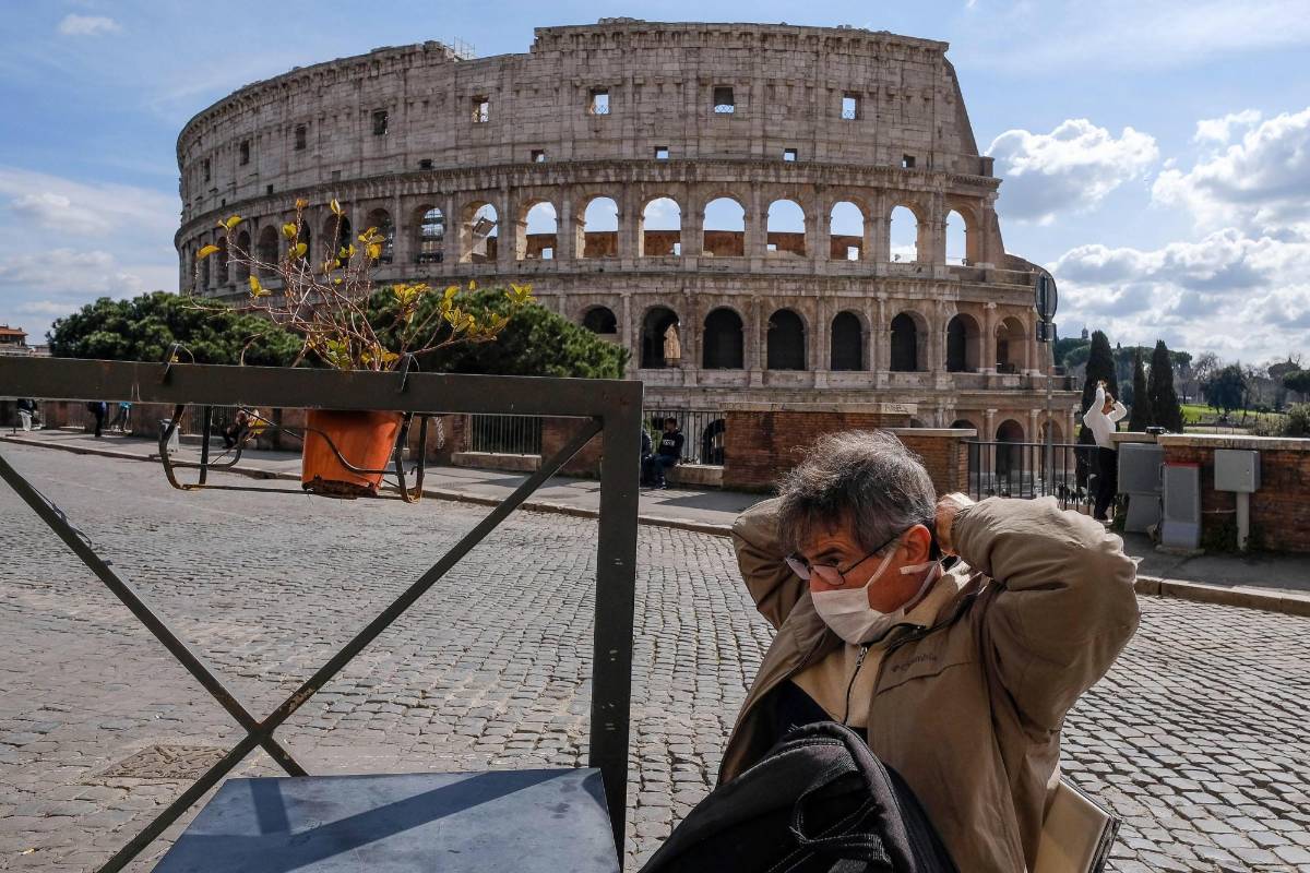 El Coliseo romano cerró al público este lunes, luego de que se conociera la medida de cuarentena en Italia. FOTO EFE