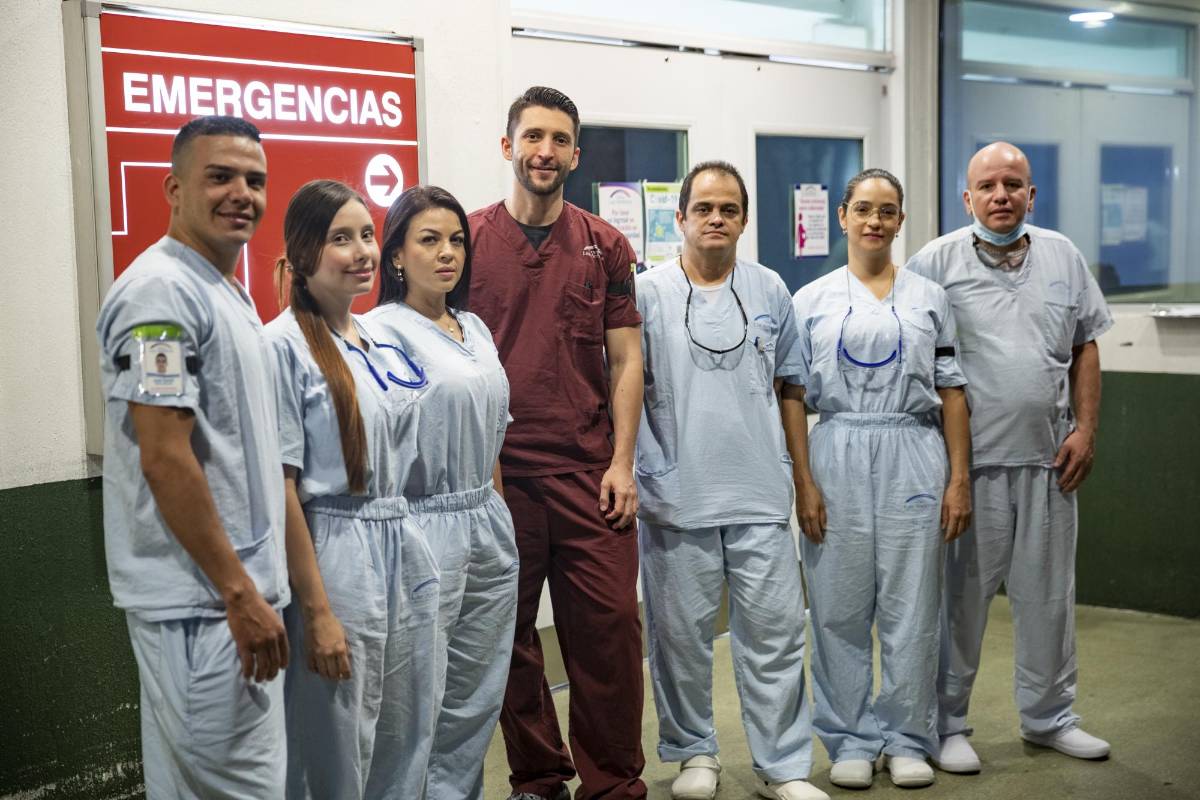 Equipo de personal de la salud que atiende urgencias y pacientes con covid-19 en la clínica Las Américas. Foto: Esteban Vanegas