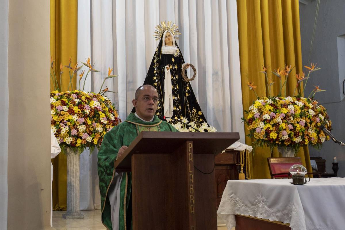 Además de la reapertura económica, los templos religiosos se suman a los lugares que, aunque limitados, permiten compartir con tapabocas y el uso de las zonas de desinfección. Foto: Edwin Bustamante