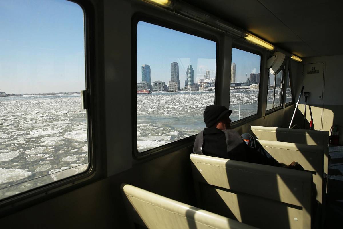 El transporte entre Manhattan y Staten Island se suspendió en la tarde de este miércoles. FOTO AFP
