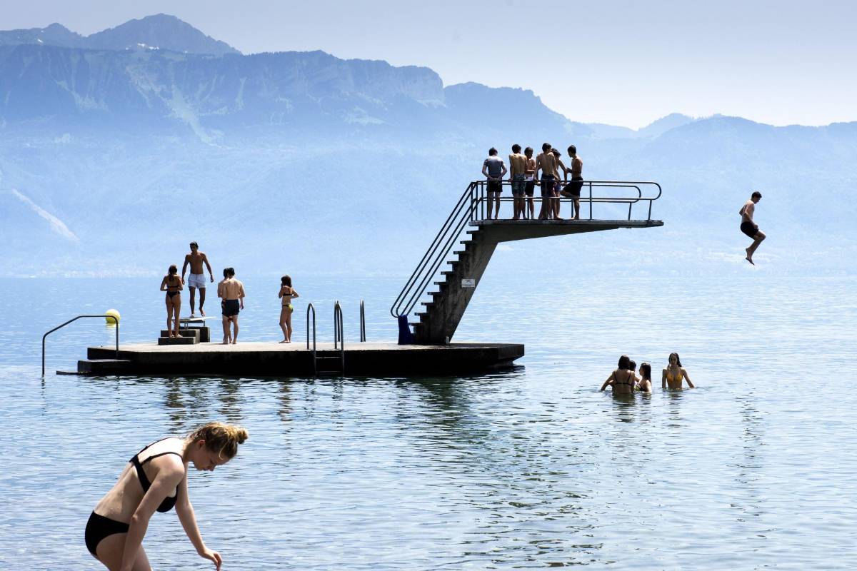  Los suizos se refrescan de la ola de calor en el Lago Lemán, este martes, en Ginegra (Suiza). Las temperaturas llegarán a los 38 grados esta semana. Foto: EFE