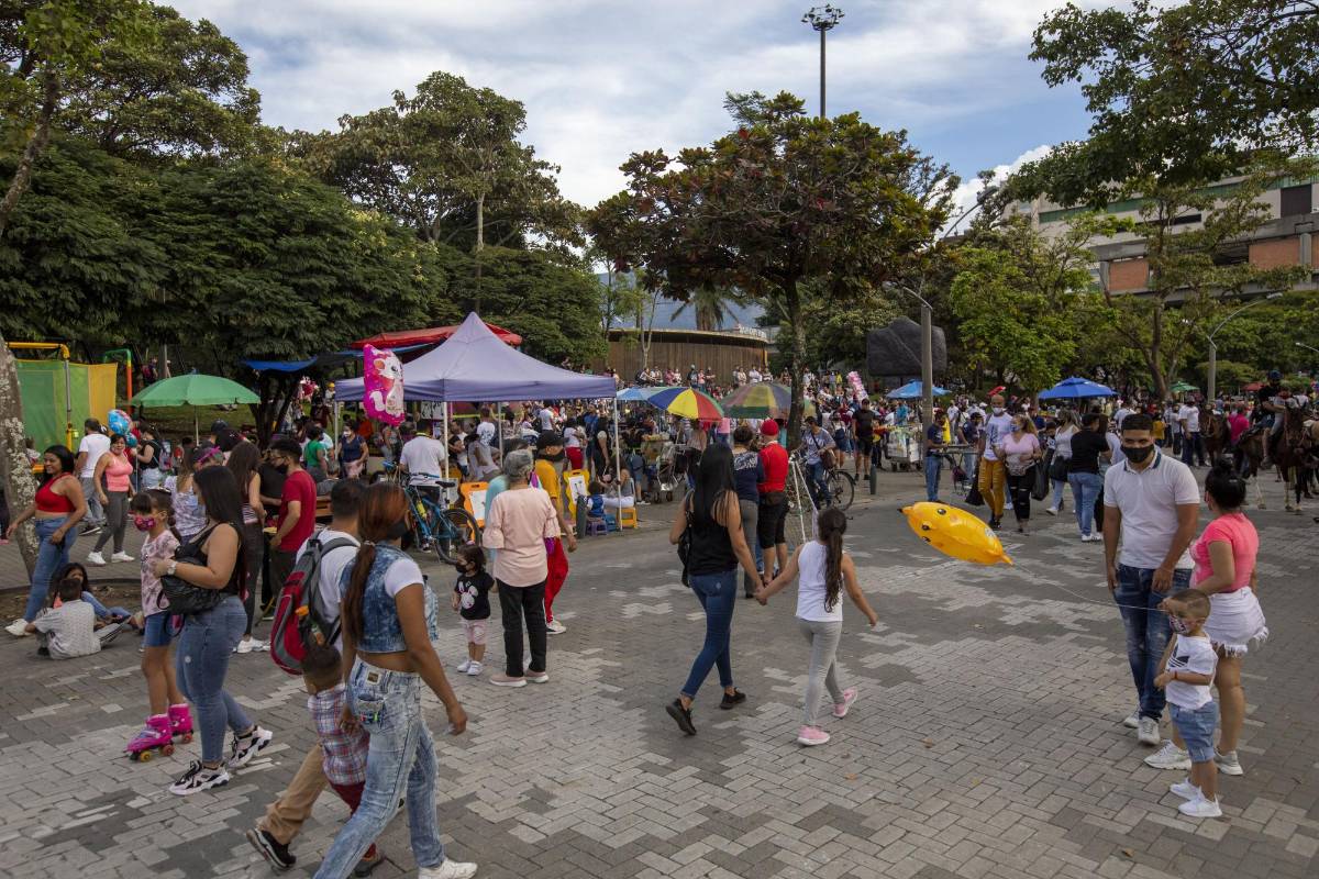 Muchos ciudadanos se resisten a cambiar las formas de compartir en los espacios públicos de Medellín debido a la situación de salud pública mundial. FOTO: Edwin Bustamante