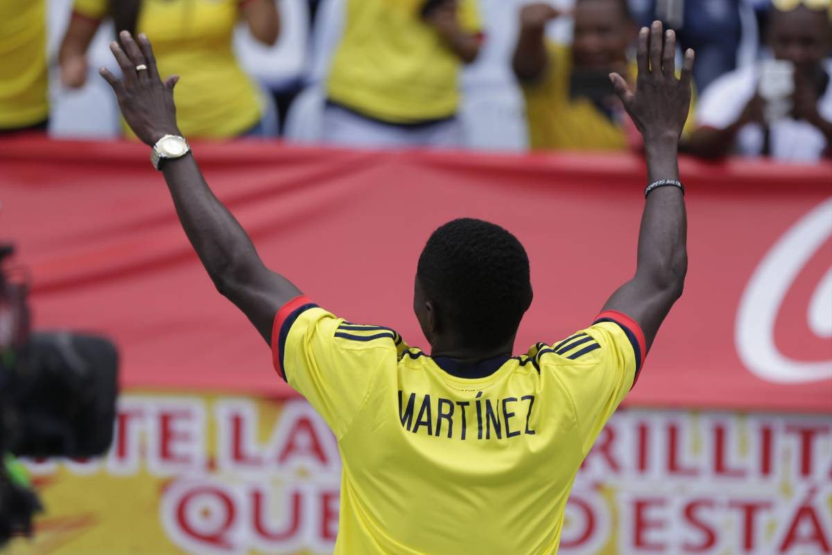 El medallista Olímpico, Yuberjén Martínez, saludó a los hinchas que llegaron masivamente al estadio Metropolitano. FOTO COLPRENSA