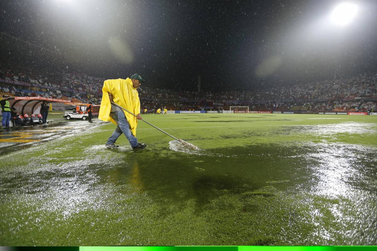 Por las inundaciones en la grama, el partido estuvo suspendido una hora. FOTO JAIME PÉREZ