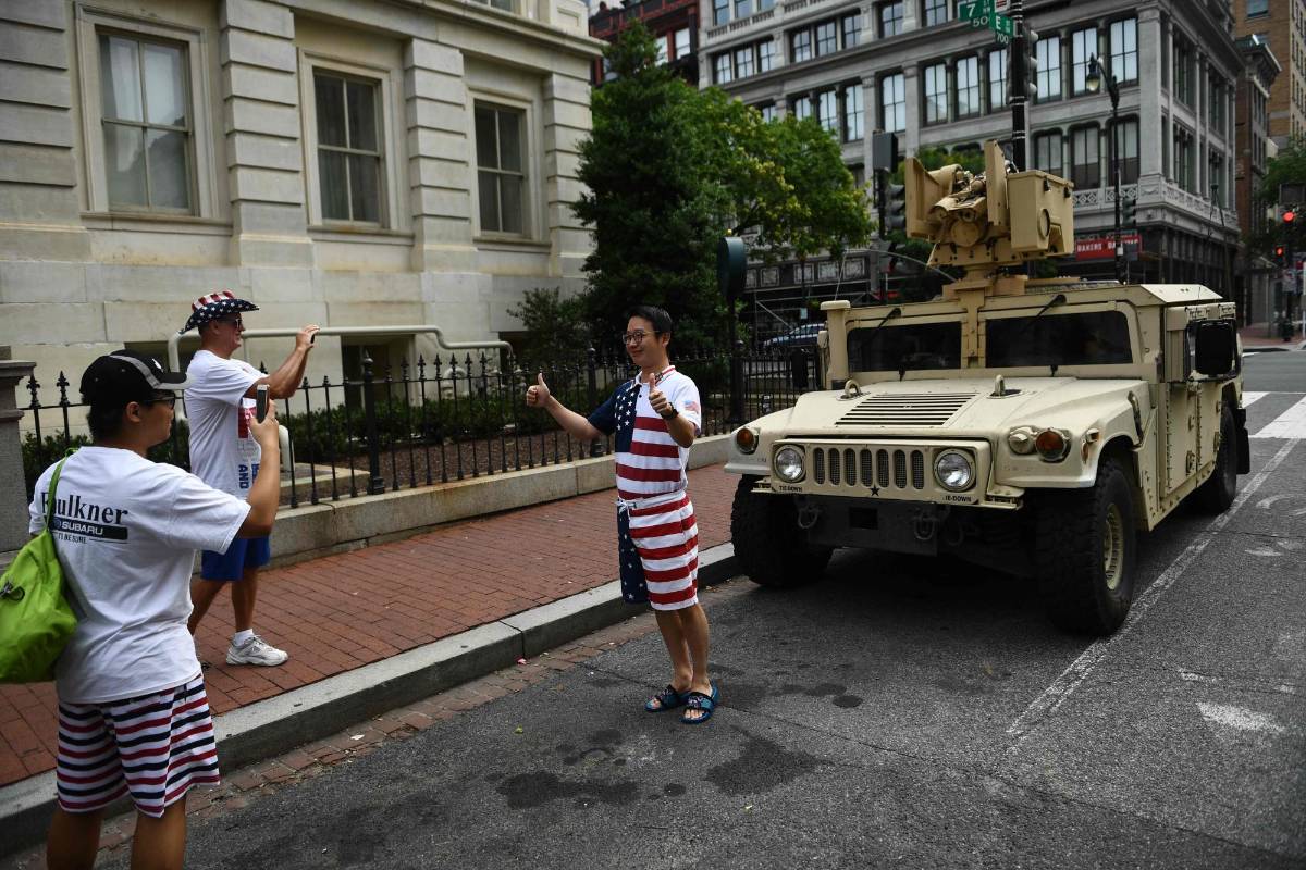 Los vehículos de guerra han llamado la atención de decenas de turistas que visitan Washington durante el verano. FOTO AFP
