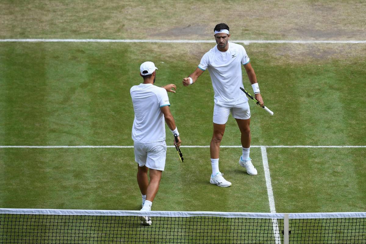 Cabal y Farah celebran los puntos durante el partido. FOTO: AFP