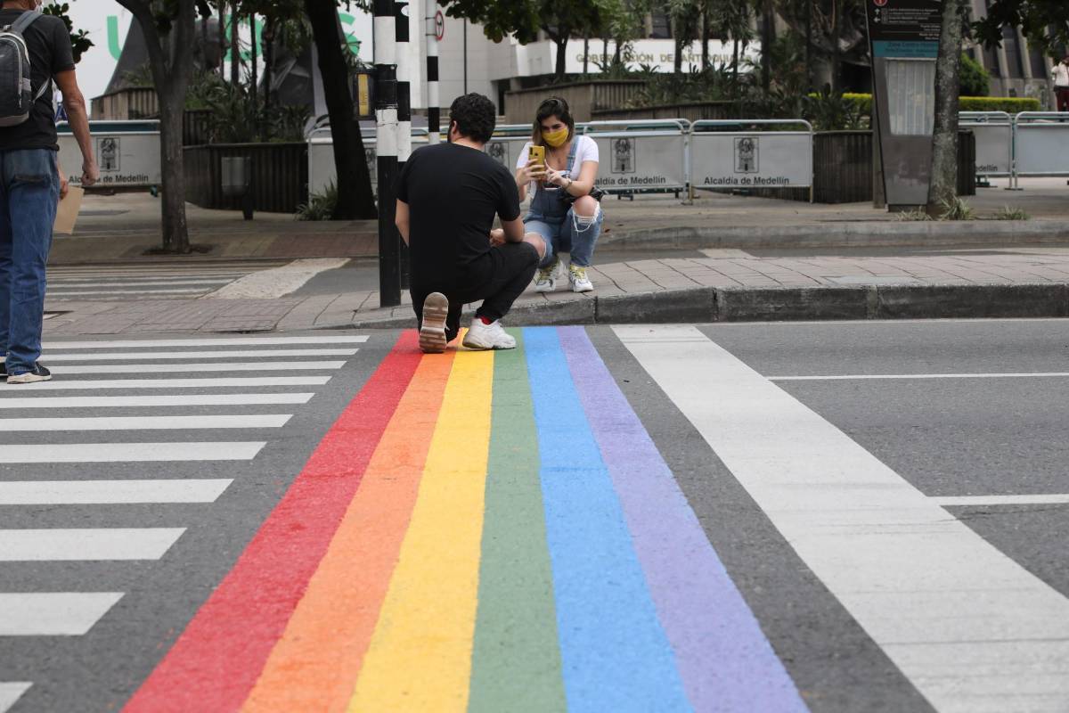 Mediante apropiaciones del espacio público se busca sensibilizar sobre temas de inclusión a la población Lgbtiq. Foto: Edwin Bustamante