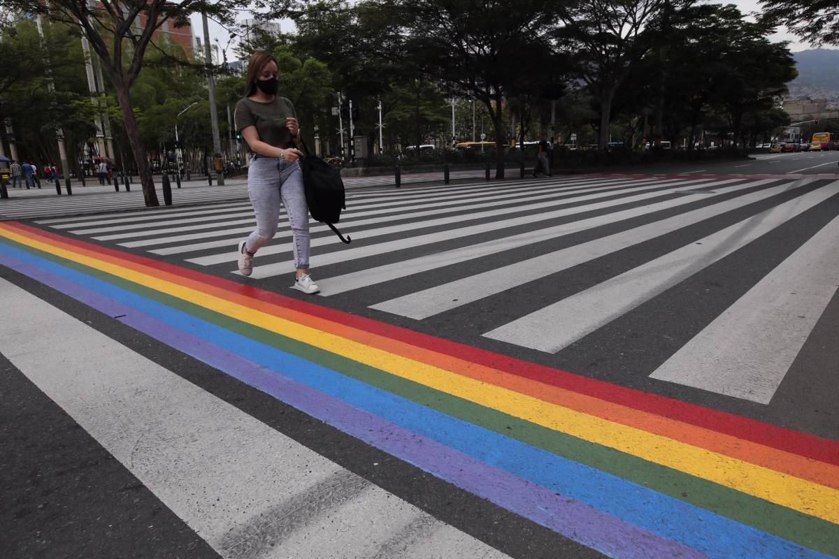 Mediante apropiaciones del espacio público se busca sensibilizar sobre temas de inclusión a la población Lgbtiq. Foto: Edwin Bustamante