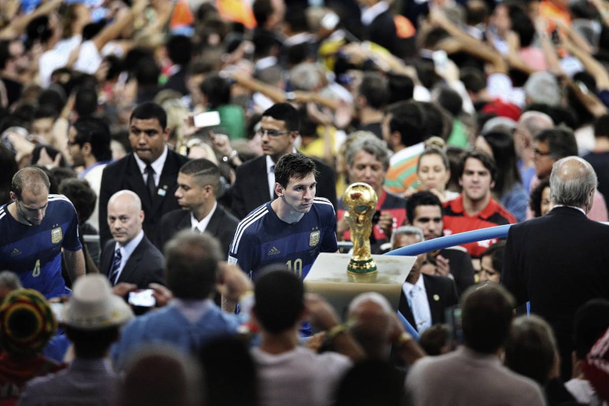 Esta imagen del chino Bao Tailing, que ha ganado el máximo galardón en la categoría fotografía en solitario de noticias deportivas, muestra al delantero argentino Lionel Messi durante la final de Mundial Brasil 2014. FOTO AP