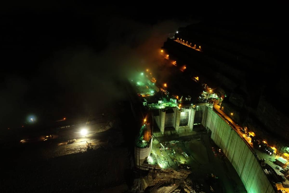 Día y noche trabajan en Hidroituango para terminar la presa y que el riesgo de una nueva emergencia aguas abajo del proyecto se disminuya. FOTO JUAN DAVID ÚSUGA