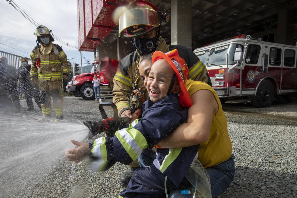 Luz Idilia Cruz, madre de David también disfrutó la compañía de los bomberos. FOTO: Edwin Bustamante.