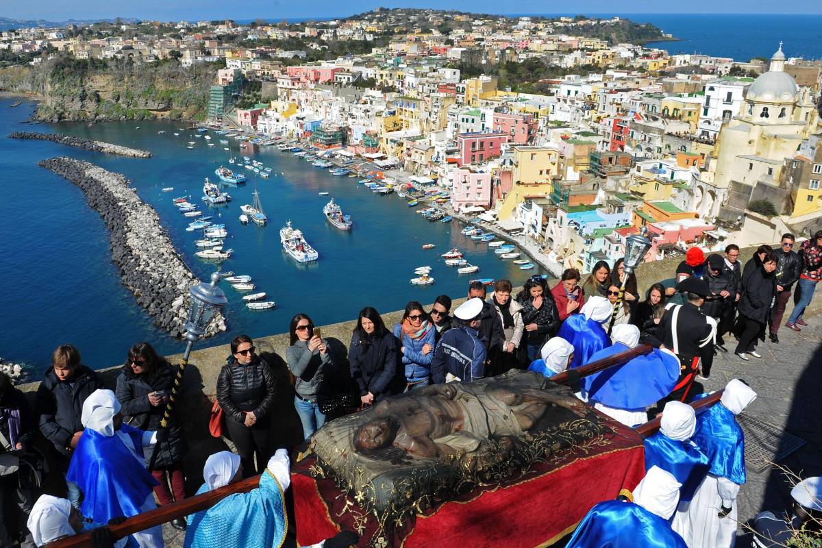 Católicos pasean el paso de madera de Jesucristo, que fue esculpido por el escultor italiano Carmine Lantriceni in 1728, durante la procesión de crucifixión y resurrección de este viernes santo en la isla de Procida en Nápoles (Italia). FOTO AFP