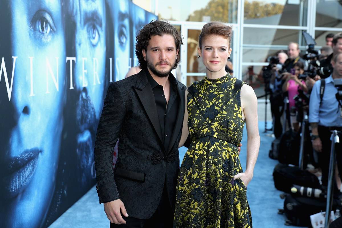 Kit Harington asistió con su novia Rose Leslie que aunque ya no está en la serie lo acompañó. La pareja anunció hace poco que estaban viviendo juntos. FOTO AFP