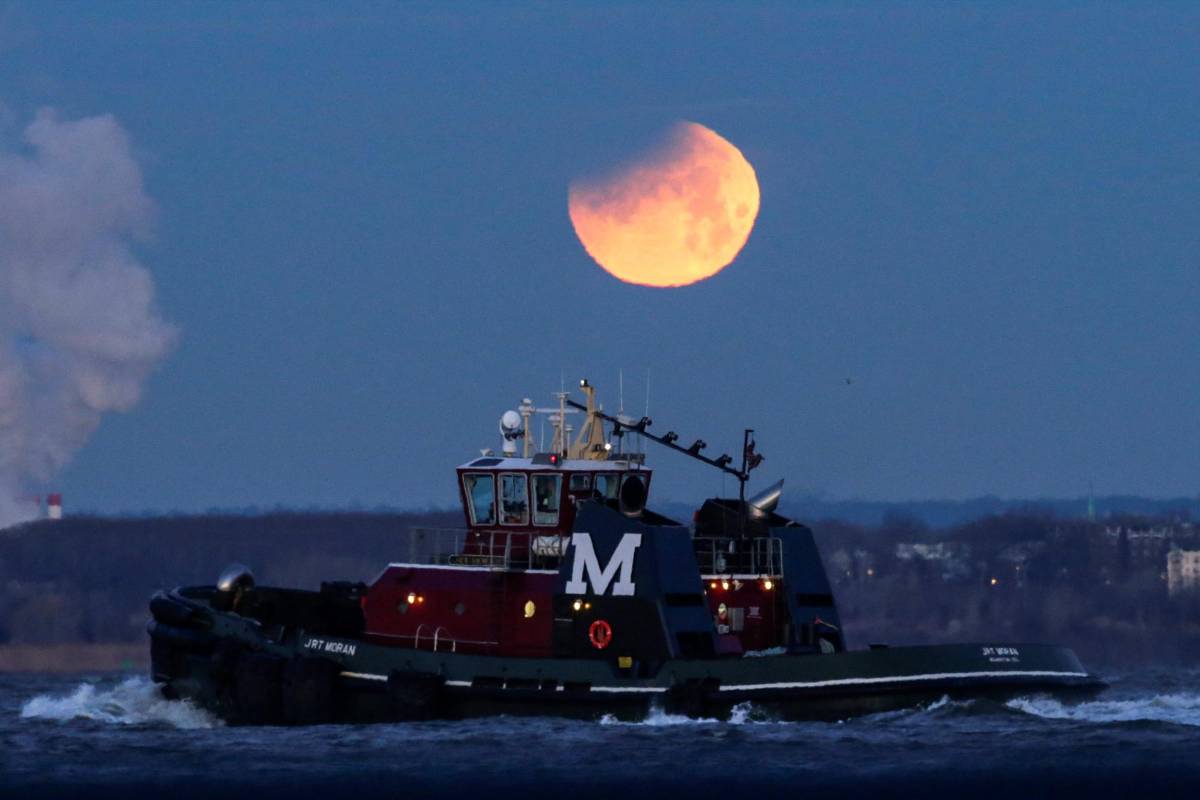 El eclipse lunar total, particularmente raro por su tamaño, dio este miércoles un espectáculo visible en gran parte del planeta. FOTO REUTERS