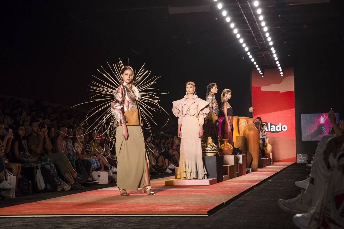 La pasarela también tuvo prendas con mucho juego de volúmenes y superficies más rígidas. FOTO Carlos Velásquez