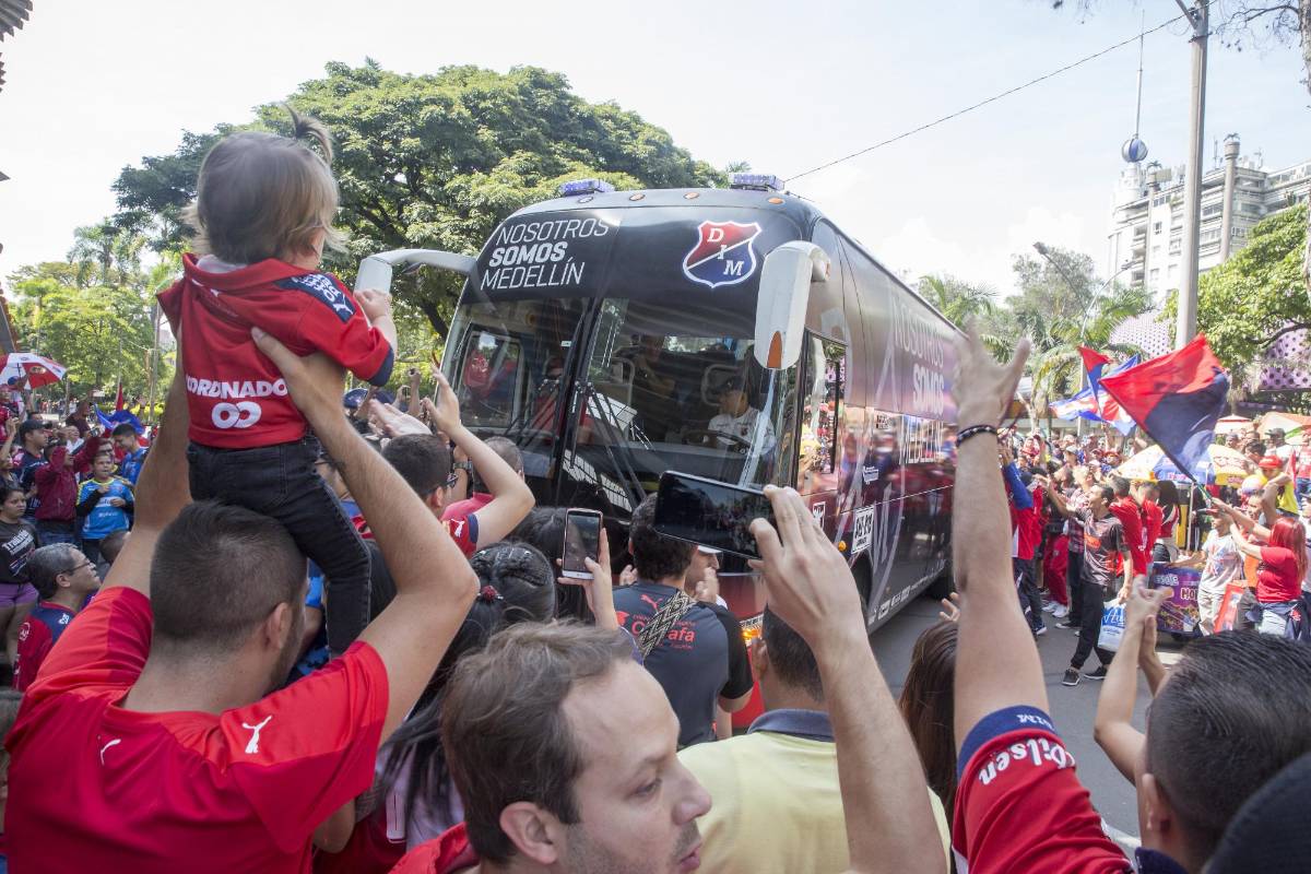 Los hinchas llegaron desde muy temprano para esperar la llegada del equipo al Atanasio Girardot para la última práctica antes de viajar a Ibagué. FOTO EDWIN BUSTAMANTE