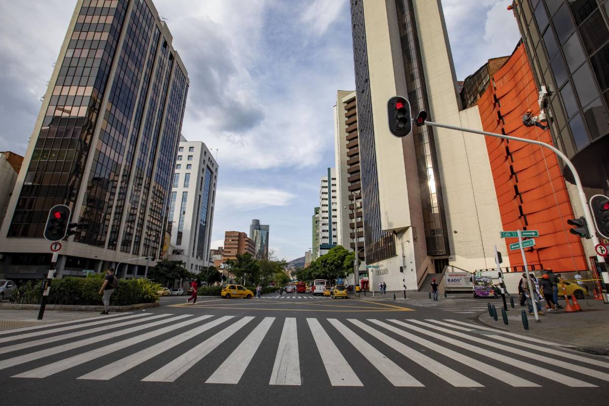 La Empresa de Desarrollo Urbano (EDU) presentó la nueva cara de esta vía, estratégica para el Centro, hecha con materiales que permiten el drenaje de aguas superficiales y la reducción del ruido. FOTO EDWIN BUSTAMANTE