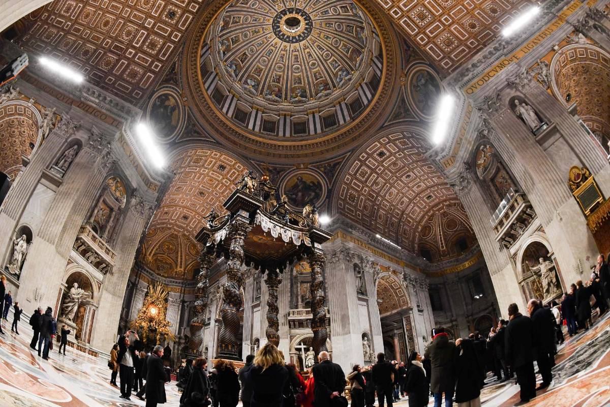 La instalación, de la empresa alemana Osram, está compuesta por cerca de 100.000 lámparas led distribuidas por los 22.000 metros cuadrados del templo. FOTO Andreas Solaro / AFP