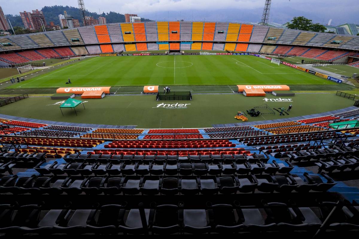 La ausencia del público en las graderías del estadio Atanasio Girardot, de Medellín, tras la reapertura del torneo profesional de fútbol. FOTO JAIME PÉREZ