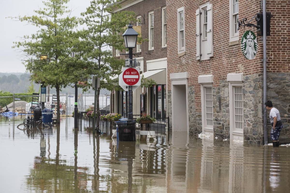 Algunas calles de la localidad de Alexandria ya sienten los efectos del fenómeno climático. FOTO AFP