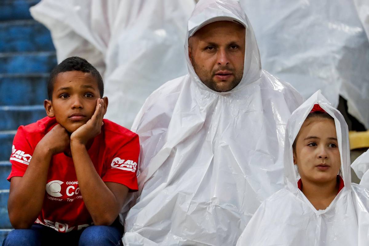 Los hinchas soportaron una fuerte lluvia y una pálida presentación del DIM. Foto Jaime Pérez