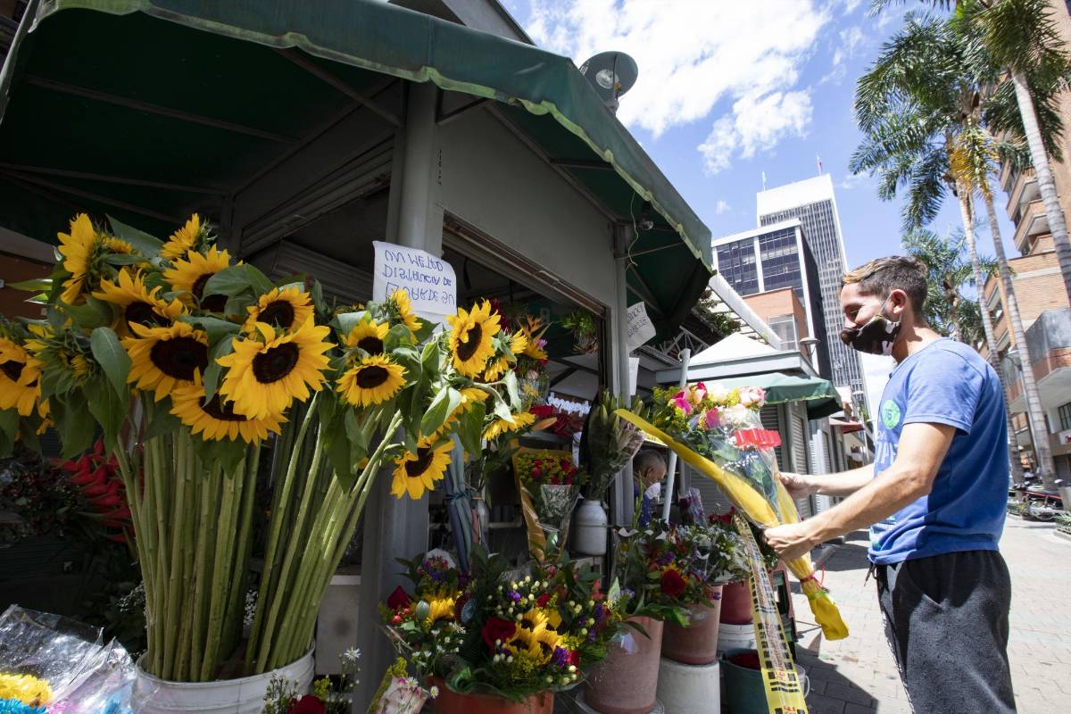 Regalar flores es una tradición que demuestra el amor por las madres y es símbolo de embellecer los sentimientos. Foto: Edwin Bustamante.