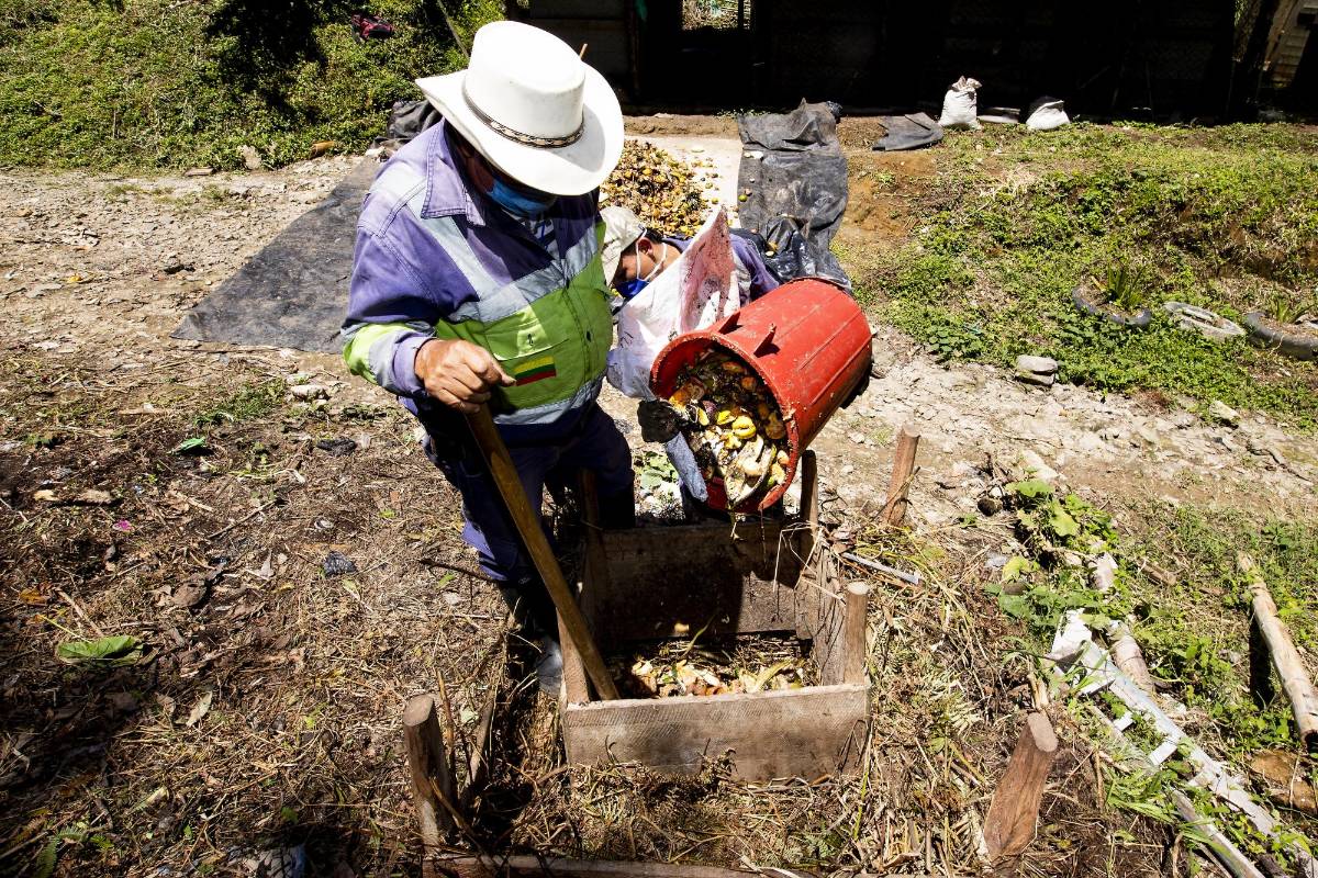 En el municipio de Argelia se procesan los residuos orgánicos para producir compostajes. Desde la cocina se empieza a realizar la separación de los residuos. Foto: Jaime Pérez